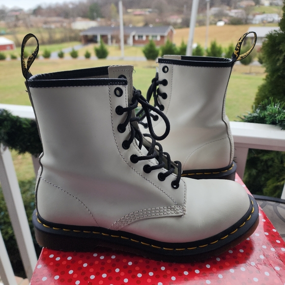 Dr. Martens 100% leather Women's boots size 8.  New worn once.  Last price drop - Picture 7 of 13